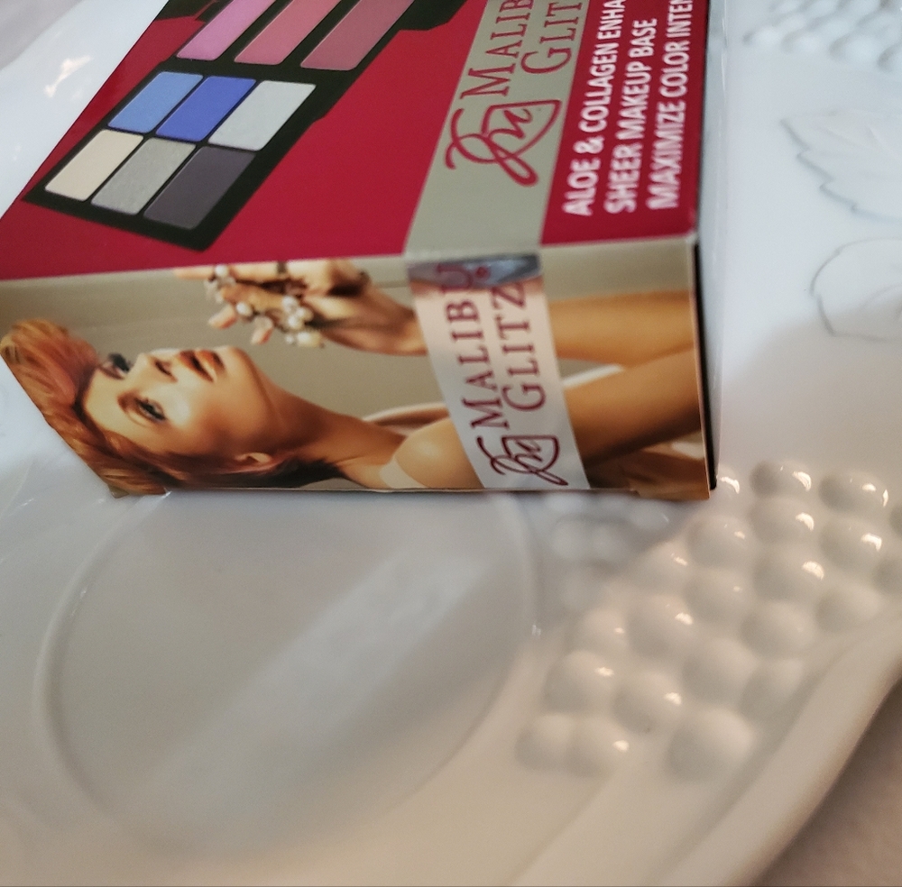 Malibu Glitz Multi-Color Makeup Palette Case - Picture 7 of 8